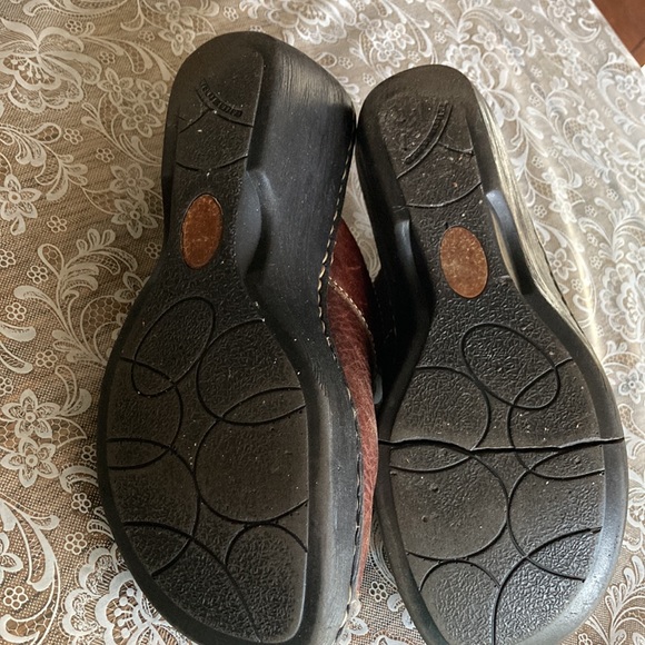 BORN choc. brown sz 8 (39) platform slide shoes, heel 2 1/2” high. $17 - Picture 5 of 8